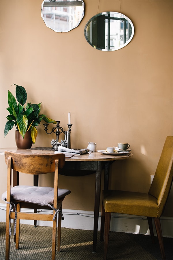 ベージュ色の壁と木製のテーブルと椅子